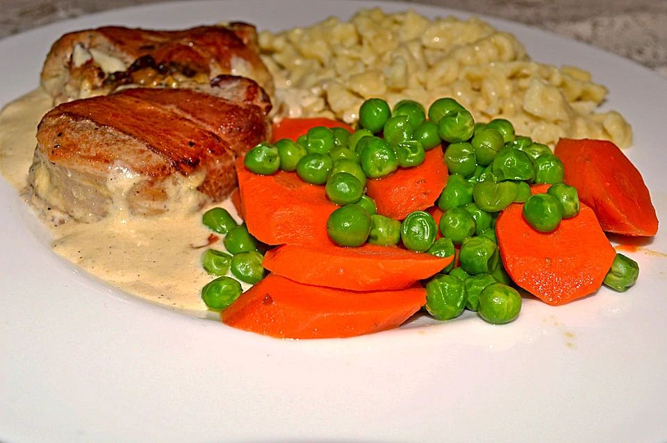 Medaillons in Pfefferrahmsoße